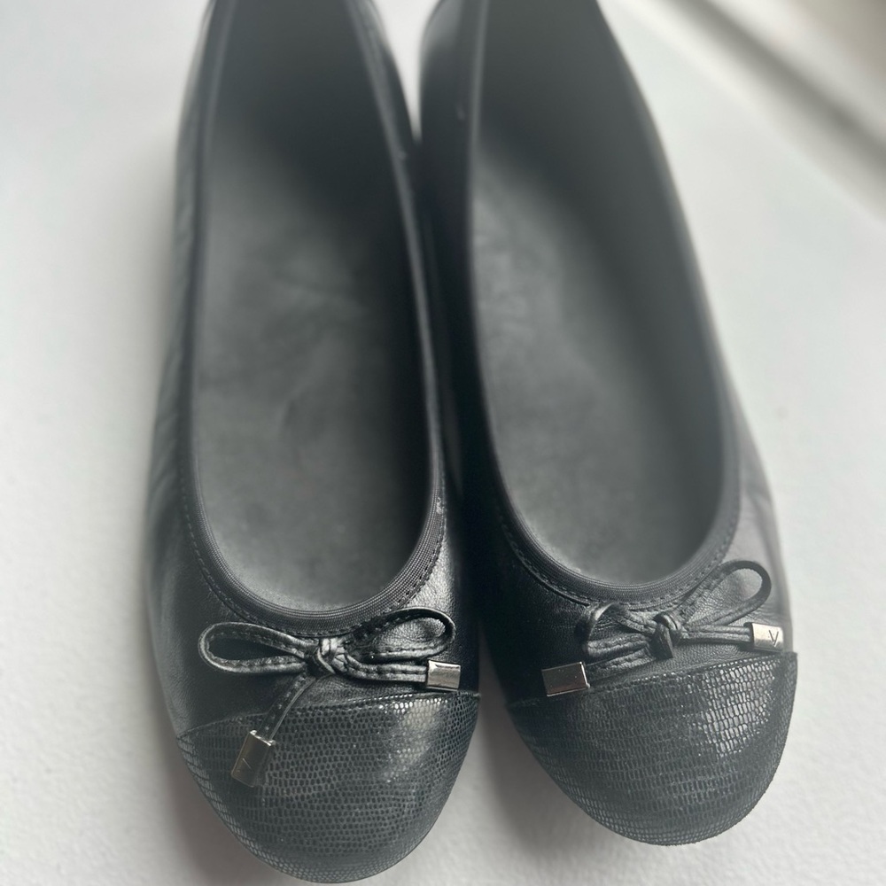 Vionic Black Ballet Flats